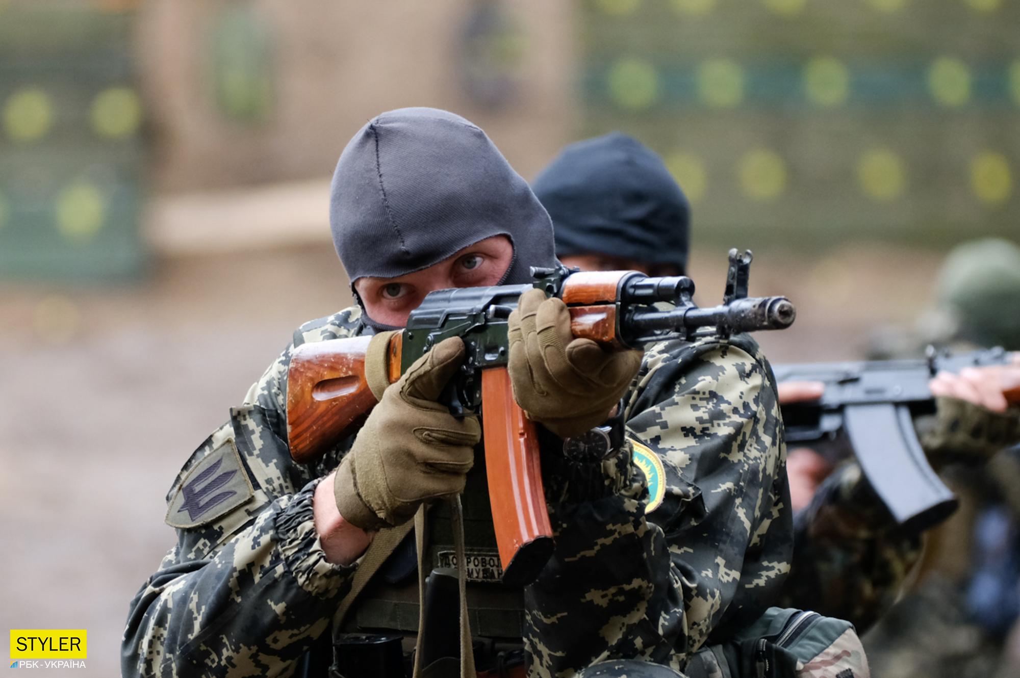 Тут ховалися 15 тисяч окупантів, а зараз тренуються бійці ТрО: сильні фото з навчального табору біля Бучі